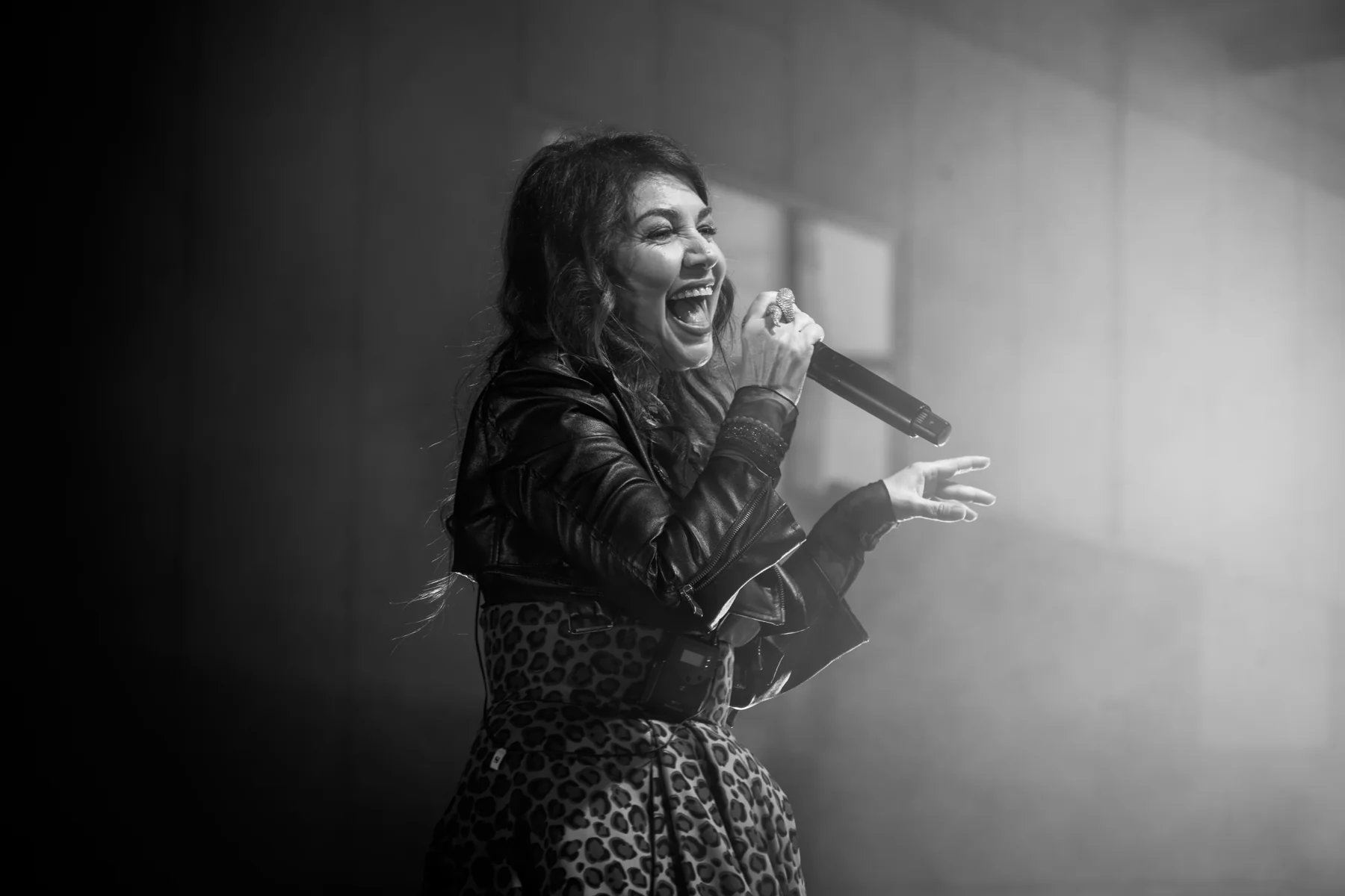Cristina D’Avena al microfono durante il concerto al Moscardino Comics, in bianco e nero