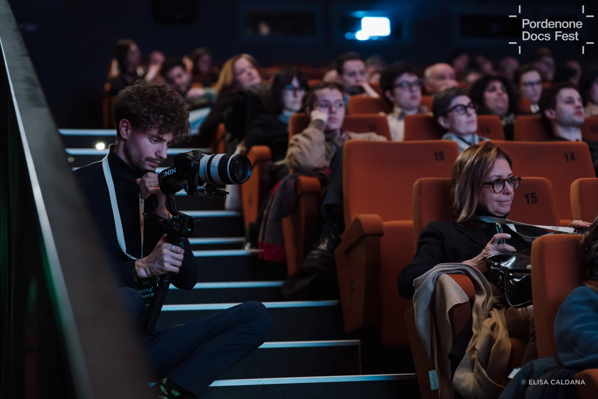 Nicolò durante le riprese in sala, tra il pubblico del Pordenone Docs Fest